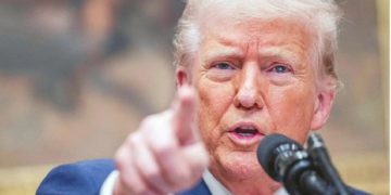 ট্রাম্পের কড়া হুঁশিয়ারি: ‘চাইলেই একদিনে ইরানকে ধ্বংস করতে পারি