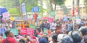 শিক্ষক-পুলিশ মুখোমুখি