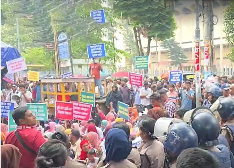 শিক্ষক-পুলিশ মুখোমুখি